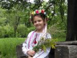 Полінка Іщенко готувалася до свята ретельно: разом з мамою підбирала вишиванку та стрічки на віночок