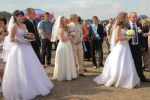 Крім жартівливих молодят, у фестивалі взяли участь чотири місцеві пари, які 3 вересня зареєстрували свій шлюб по-справжньому. Фото Віктора Кочетова