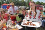 Усіх гостей на весіллі пригощали національними українськими стравами. Фото Віктора Кочетова