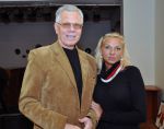 Юрій Пісковський та директор центру культури і мистецтва Тетяна Іщенко під час підготовки виставки