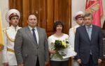 Заступник губернатора Євген Савін (зліва) та голова облради Сергій Чернов (справа) вручили нагороду Галині Лук'янець