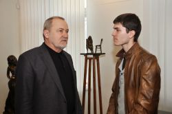 Олександр Фролов (справа) Виставка скульптури 